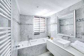 Combined shower/tub, jetted tub, hair dryer, towels