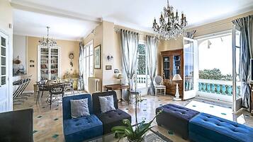 Télévision, cheminée, lecteur de DVD, baby-foot