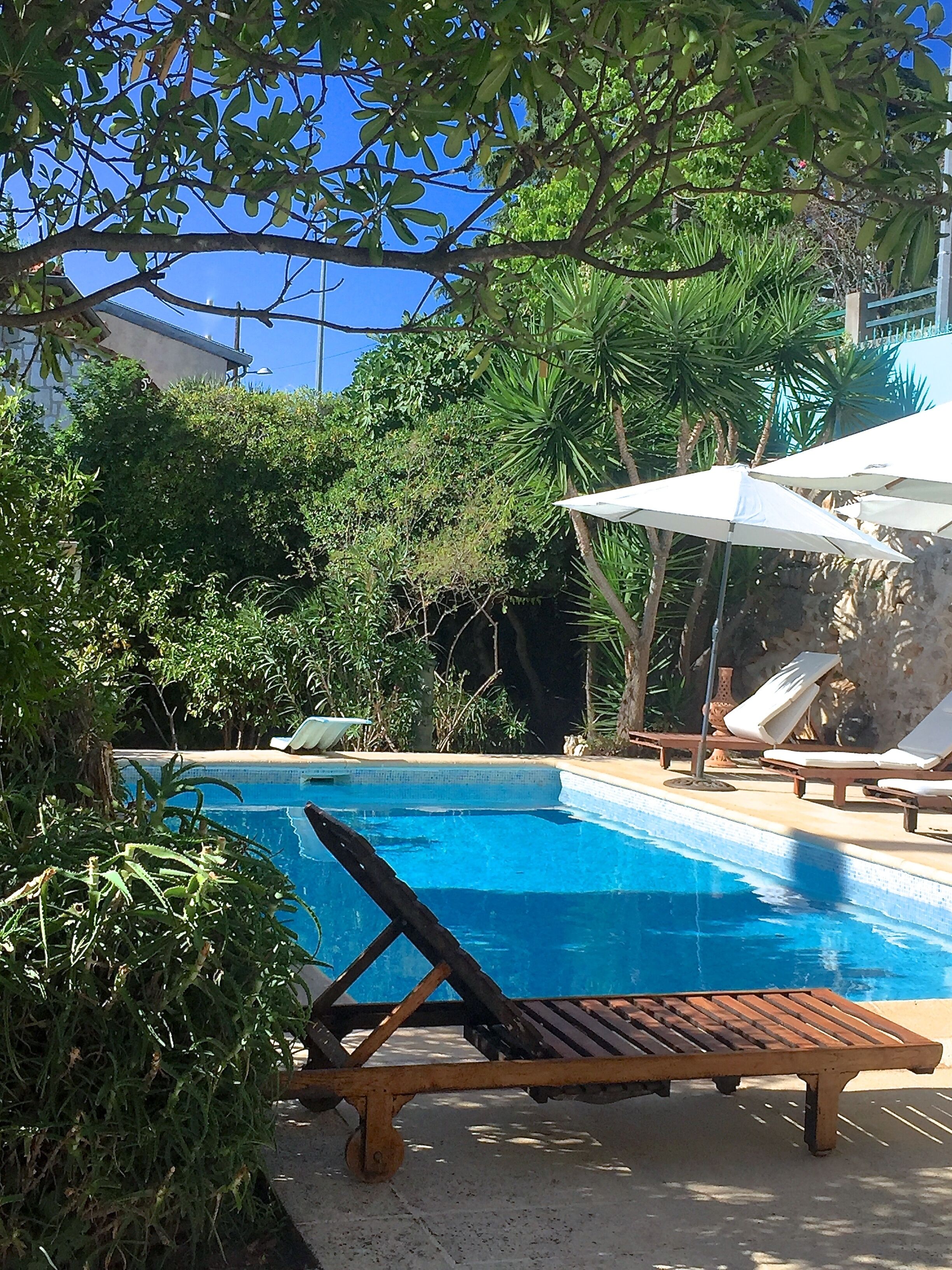 Een buitenzwembad en een verwarmd zwembad