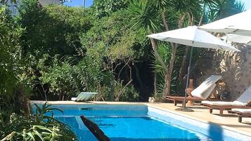 Een buitenzwembad en een verwarmd zwembad