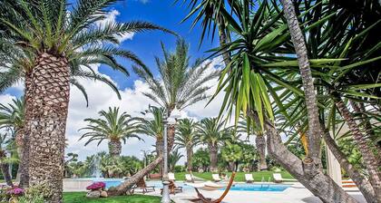 Stunning private villa with hot tub, WIFI, A/C, private pool, TV, patio, pets allowed and parking