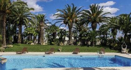 Stunning private villa with A/C, WIFI, private pool, hot tub, TV, patio and pets allowed