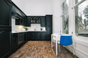 Fridge, microwave, oven, stovetop - Luxury Flat with Parking in West End (Edinburgh)