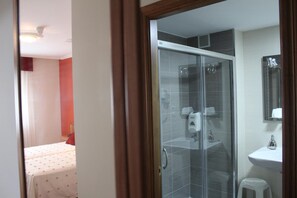 Gratis toiletartikelen, een haardroger, handdoeken