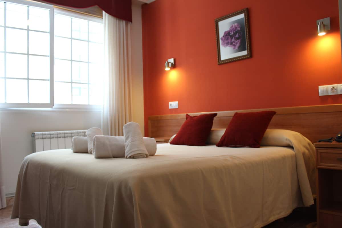 Double Room | Premium bedding, desk, WiFi (free)