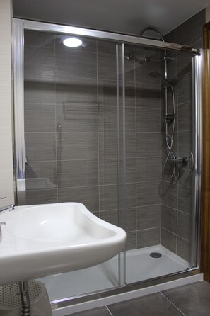 Habitación doble | Ducha del cuarto de baño