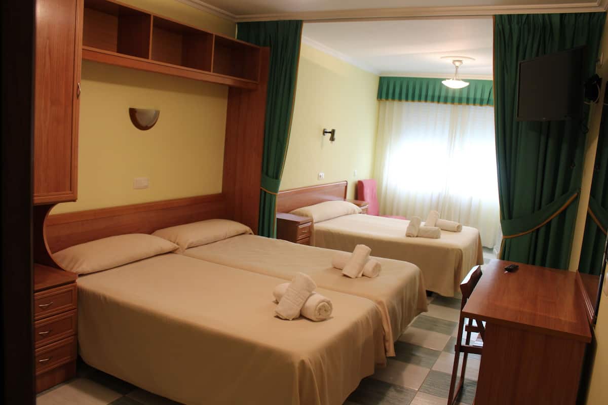 Quadruple Room | Premium bedding, desk, WiFi (free)