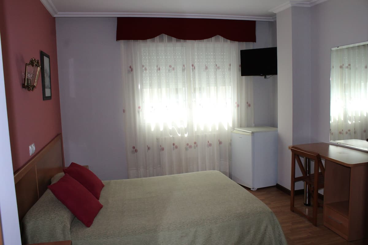 Premium bedding, desk, WiFi (free)