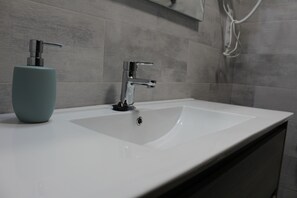 Quadruple Room | Bathroom sink - Hotel Rego Foz (Foz)