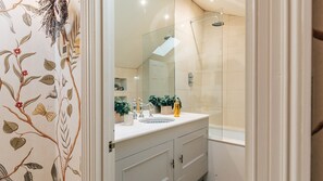 シャワー付き浴槽、ヘアドライヤー、タオル、トイレットペーパー