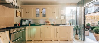 Singer House - sleeps 6 guests  in 3 bedrooms