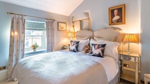 3 slaapkamers, een bureau, een strijkplank/strijkijzer, reisbedje