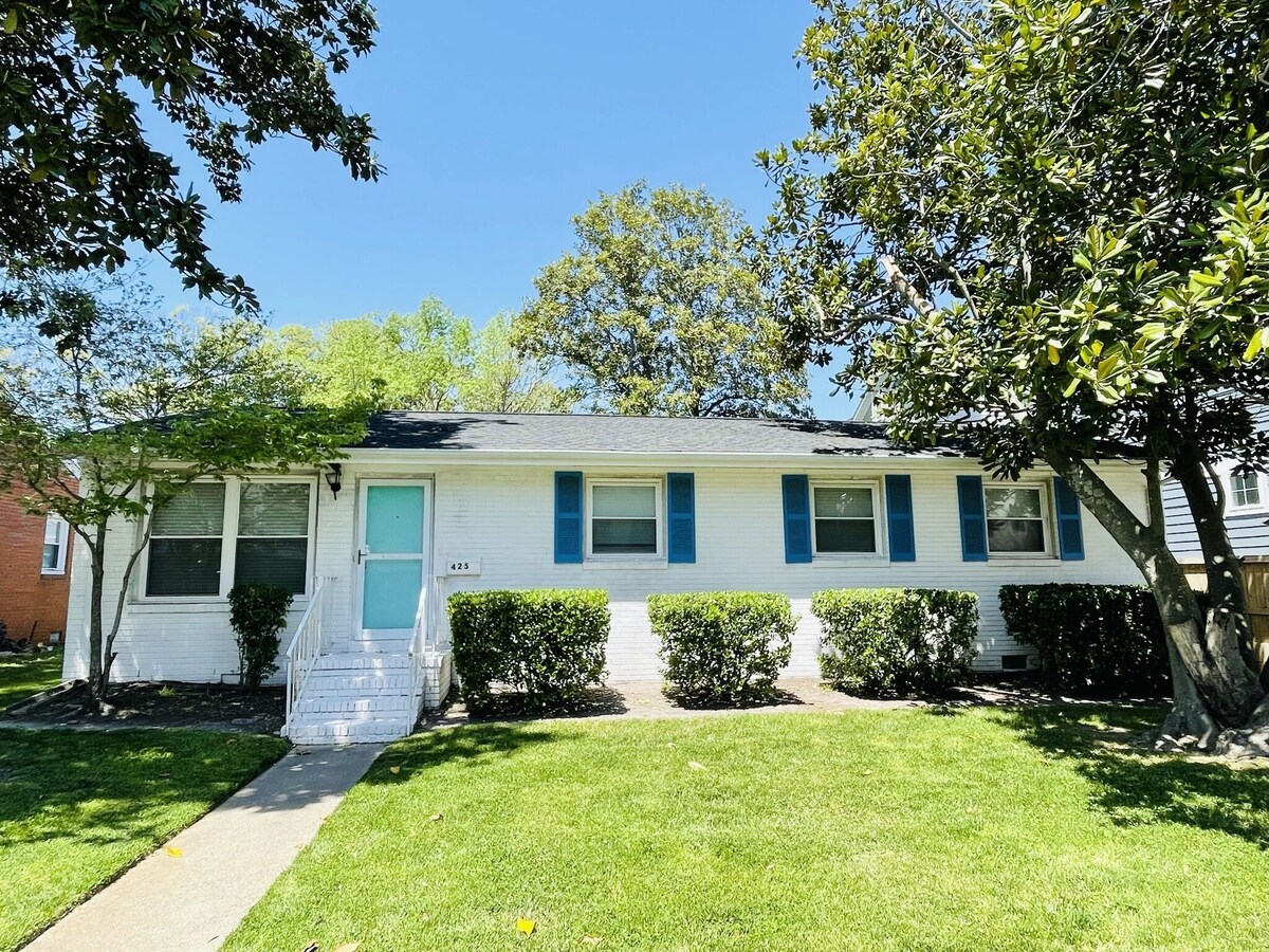 The Relaxation Station-fenced in yard PET friendly-3 blocks from the Oceanfront