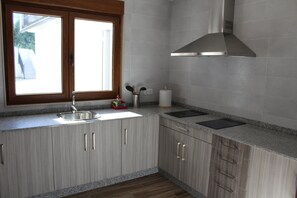 Shared Dormitory, 1 Bedroom (4 literas) | Shared kitchen - Pensión Albergue O Pedregal (Lourenza)