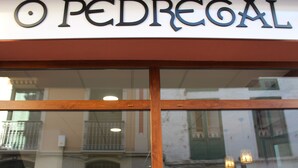 Une devanture de magasin avec le nom « PEDREGAL » inscrit sur l’enseigne au-dessus de l’entrée.