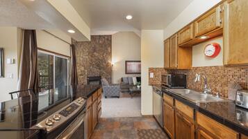 Réfrigérateur, four à micro-ondes, un four, surface de cuisson