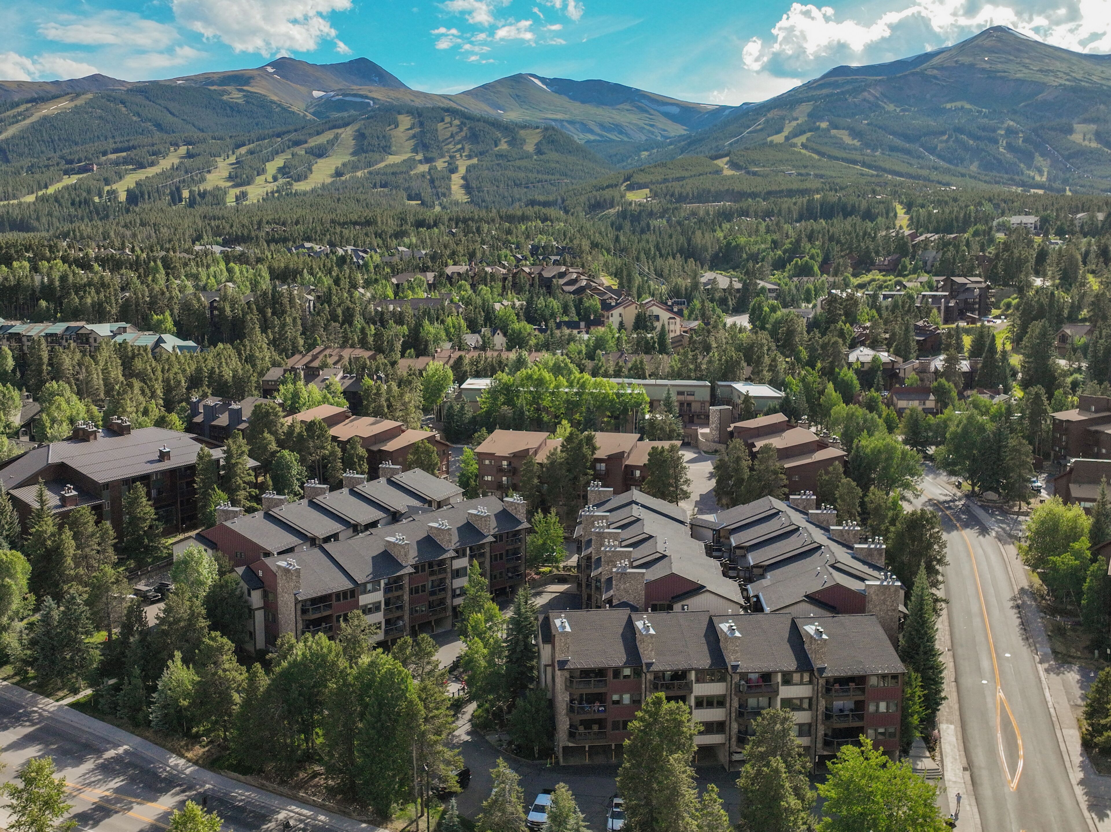 Park Place Penthouse! 5 Minute Walk to Main Street! w/ Pool, Hot Tub & Steam Shower