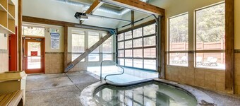 Park Place Penthouse! 5 Minute Walk to Main Street! Steam shower, Pool, & Hot Tub Access