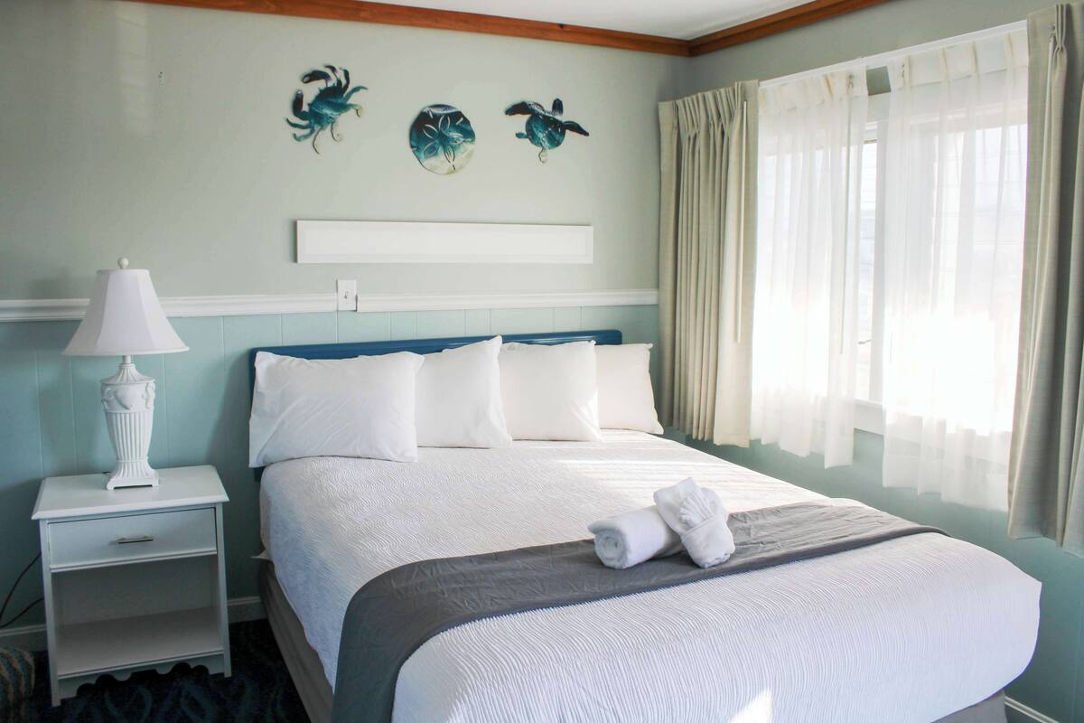 Standard Queen | WiFi (free), bed sheets