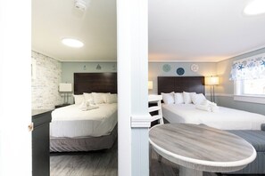 Habitación de hotel con dos camas, una mesita y decoración náutica.