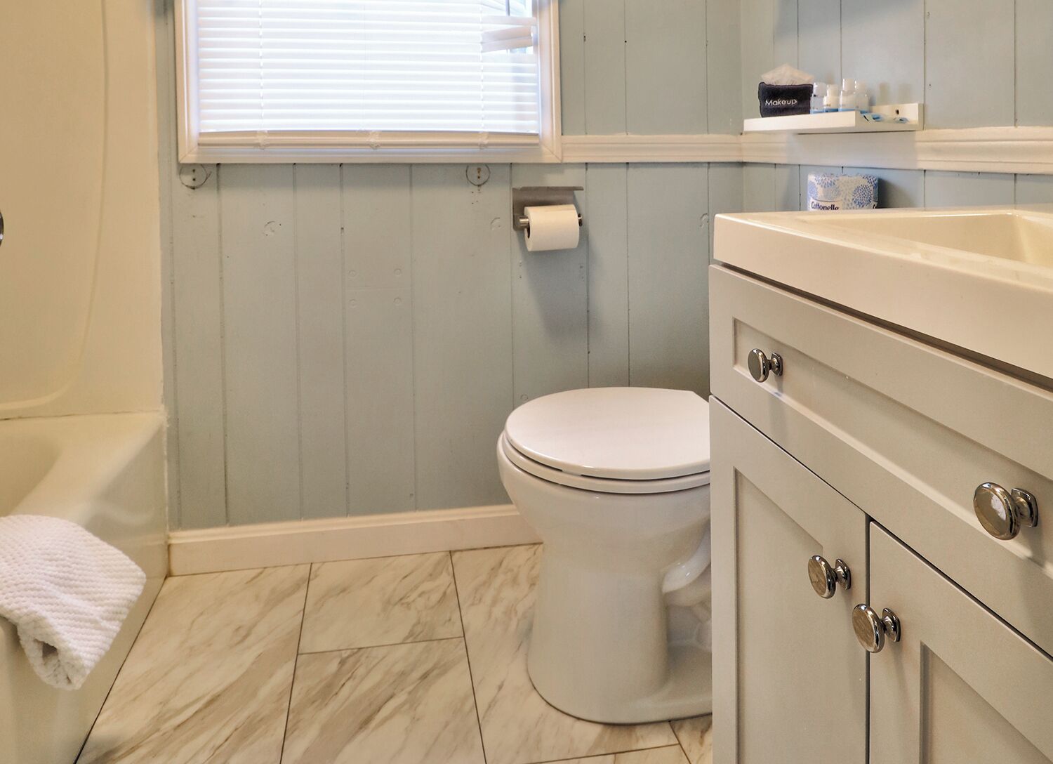 A bathroom with a toilet, a sink, and a bathtub.