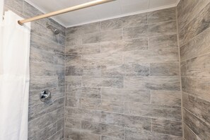Deluxe Queen | Badezimmer | Duschwanne, Handtücher, Seife, Shampoo