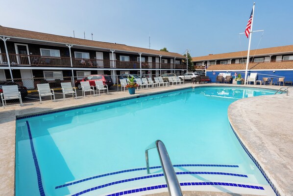 حمّام سباحة خارجي موسمي، مظلات على حمّام السباحة، مقاعد للتشمس