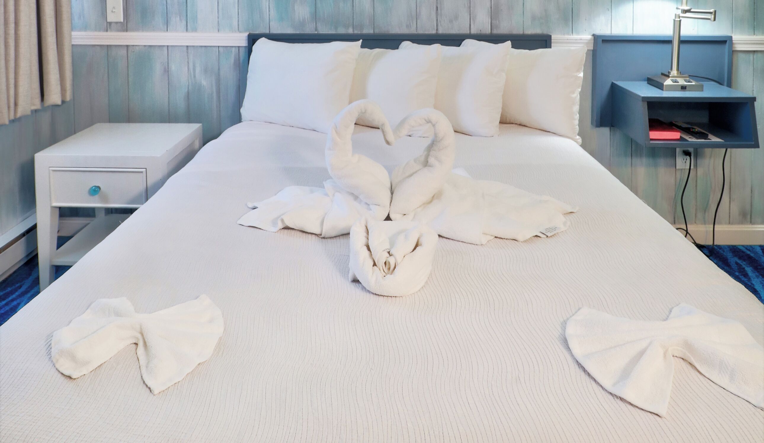 Deluxe Queen | Free WiFi, bed sheets