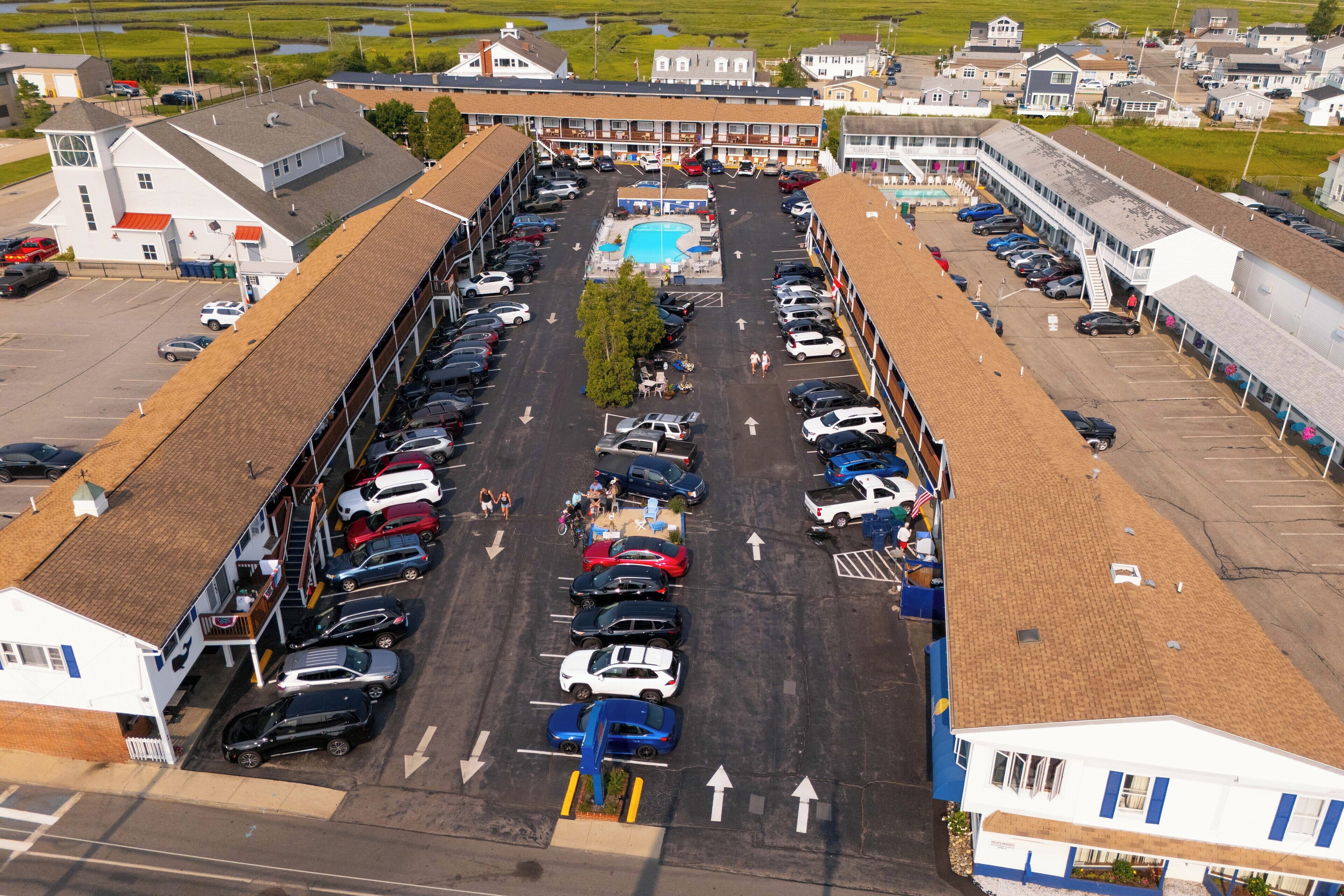 Alberca al aire libre por temporada y sombrillas en la alberca 