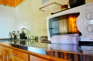 Full-size fridge, microwave, oven, stovetop