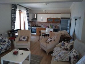 Familienhaus | Wohnzimmer | LCD-Fernseher