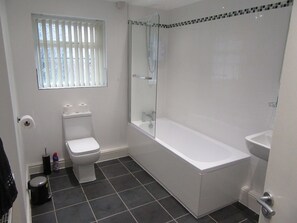 City Apartment, 1 Bedroom | Bathroom | Combined shower/tub, towels
