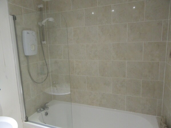 City Apartment, 2 Bedrooms, Non Smoking | Bathroom | Combined shower/tub, towels, toilet paper