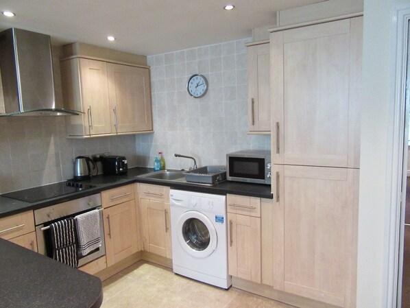 City Apartment, 1 Bedroom, Non Smoking | Private kitchen | Fridge, microwave, oven, dishwasher
