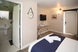 Deluxe Double Room | 1 bedroom, desk, iron/ironing board, rollaway beds - Merrymouth Inn (Chipping Norton)