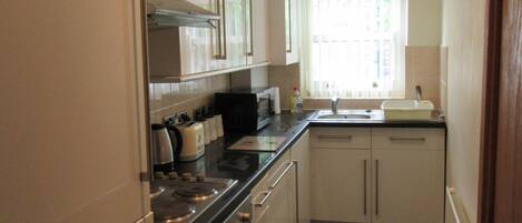 City Apartment, 2 Bedrooms, Non Smoking | Private kitchen | Fridge, microwave, oven, stovetop