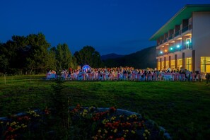 Fassade der Unterkunft – Abend/Nacht