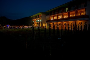 Un hotel de varios pisos con balcones y una fachada bien iluminada.
