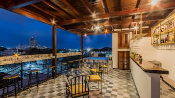 Family House | Bar (on property)
