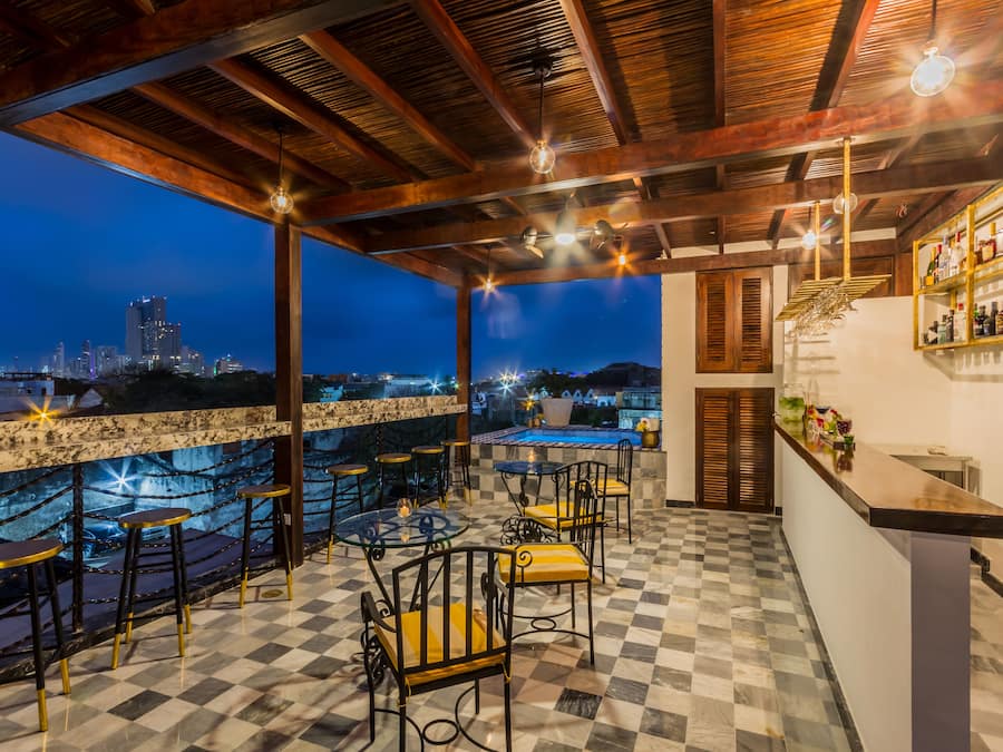 Family House | Bar (on property)