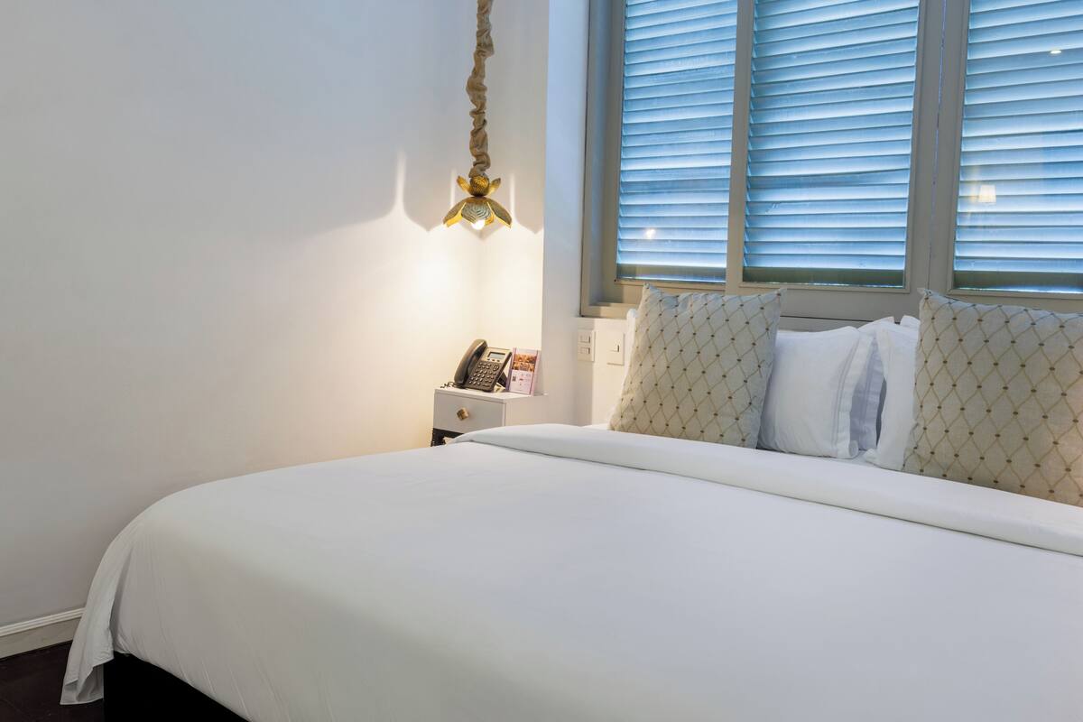 Superior kamer, 1 queensize bed | Luxe beddengoed, donsdekens, een minibar, een kluis op de kamer