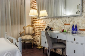 Camera Superior, 2 letti queen | Biancheria da letto di alta qualità, copriletto in piuma, minibar