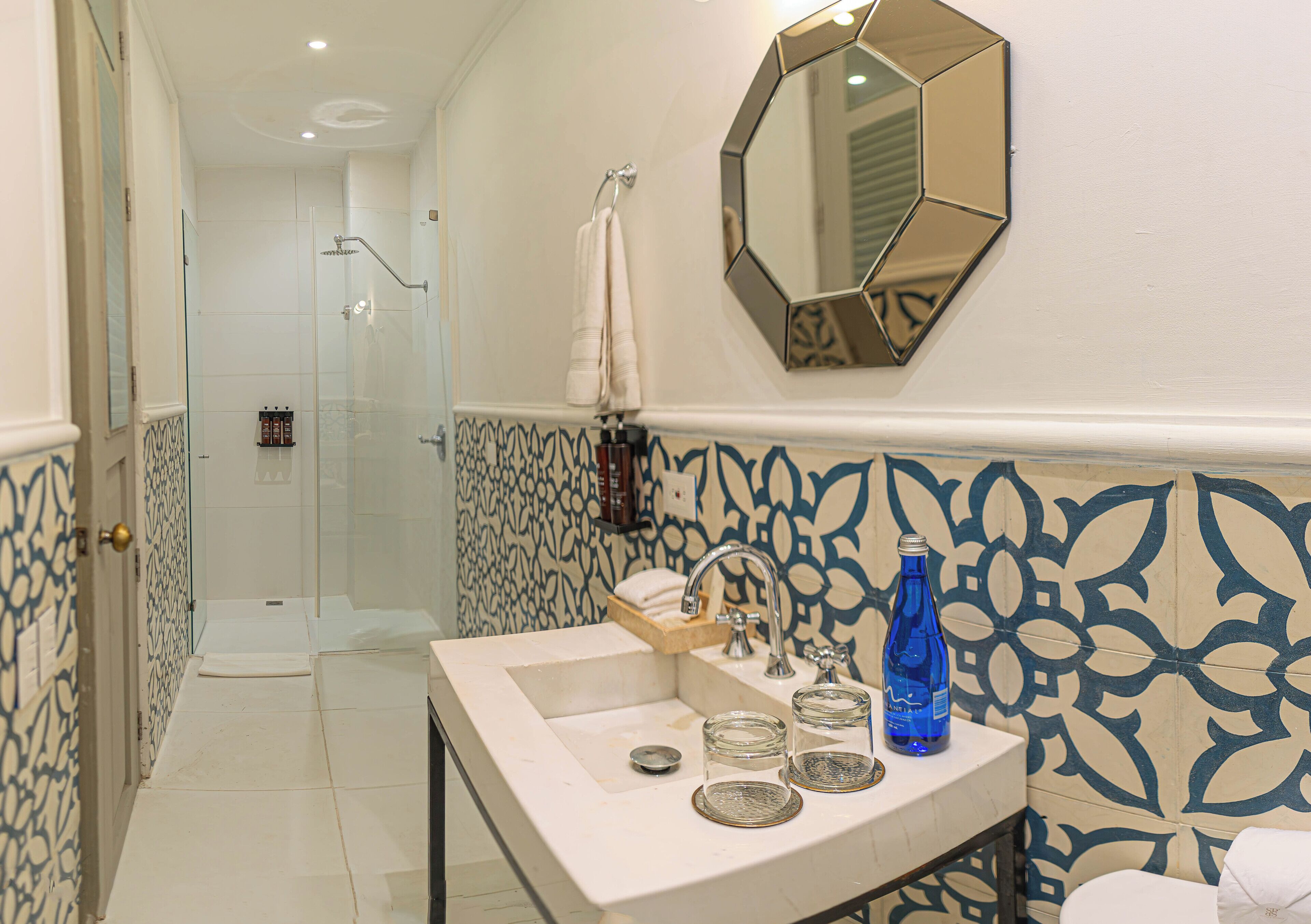 superior room, 1 queen bed | bathroom | shower, free toiletries, towels