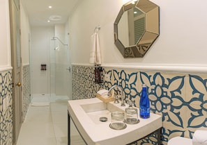 Camera Superior, 1 letto queen | Bagno | Doccia, set di cortesia gratuito, asciugamani