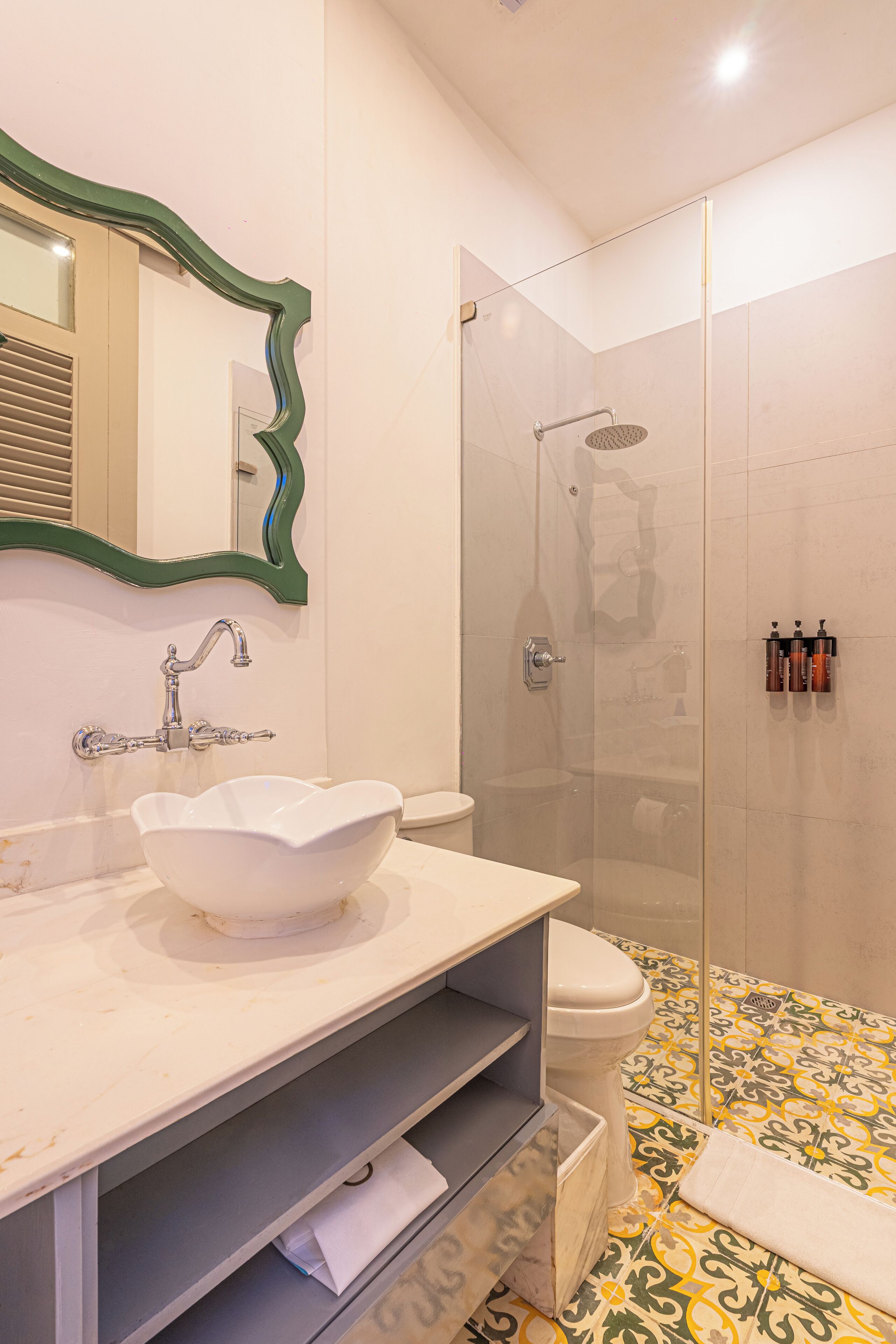 classic suite, 1 queen bed | bathroom | shower, free toiletries, towels
