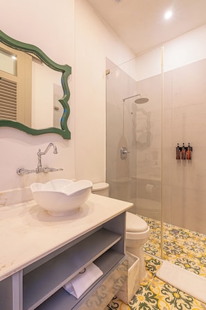 Suite Classique, 1 grand lit et 1 canapé-lit | Salle de bain