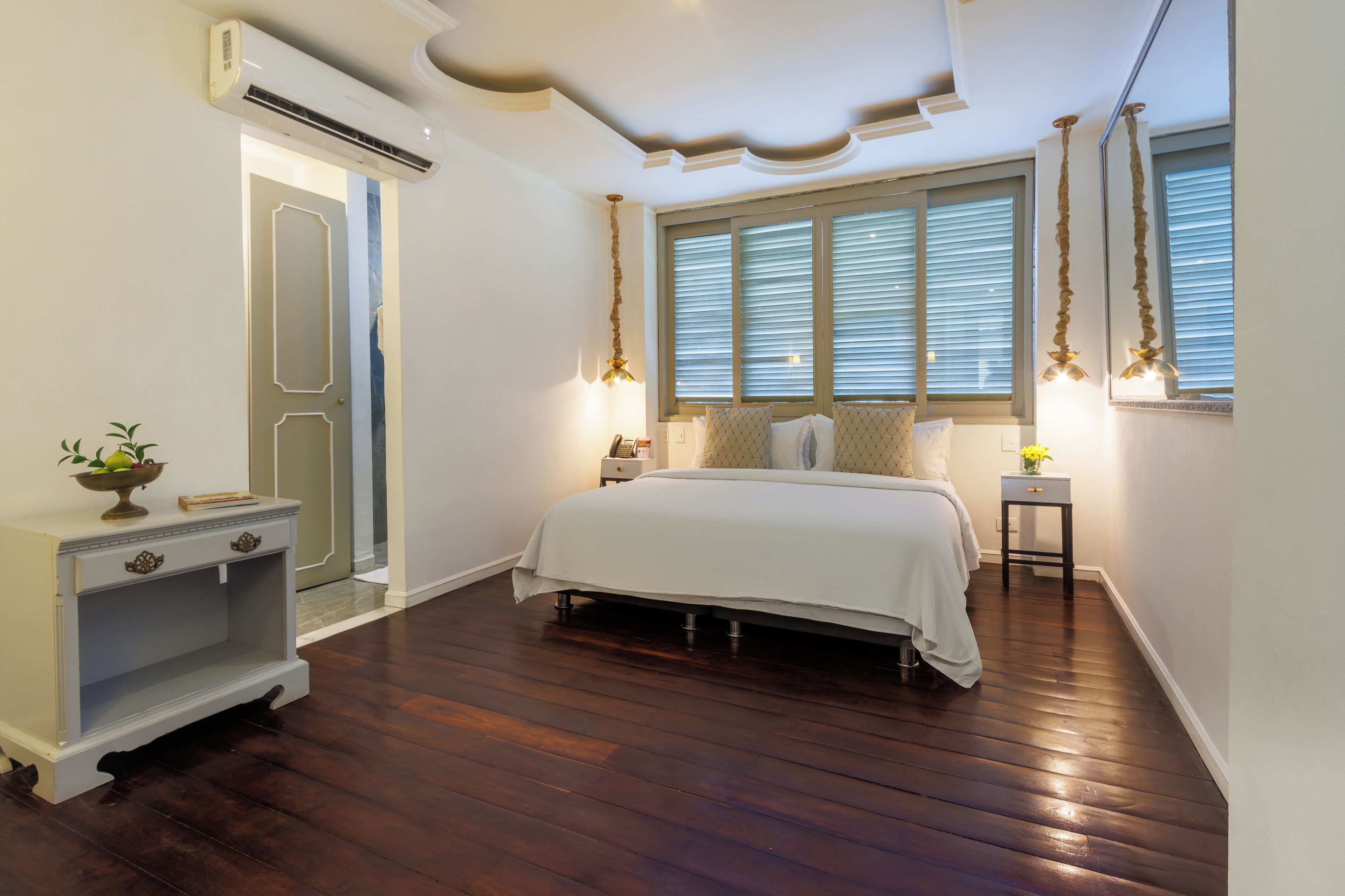Ropa de cama de alta calidad, cubrecamas y minibar 