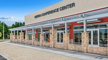 Un edificio moderno con un cartel que dice "Sierra Conference Center".