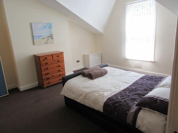 City Apartment, 1 Bedroom | 1 bedroom, iron/ironing board, free cots/infant beds