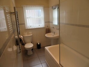 City Apartment, 1 Bedroom | Bathroom | Combined shower/tub, towels